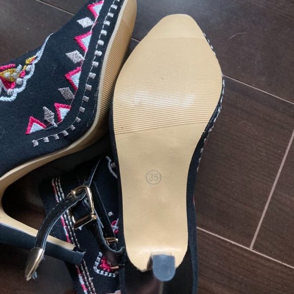 women's high heeled bootie - Picture 2 of 3